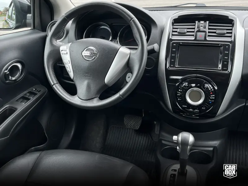 Versa Sedan - Foto