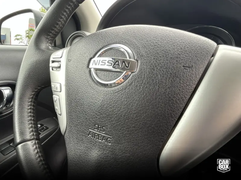 Versa Sedan - Foto
