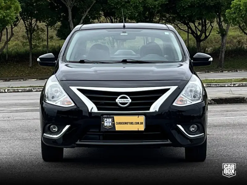 Versa Sedan - Foto
