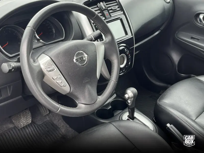 Versa Sedan - Foto