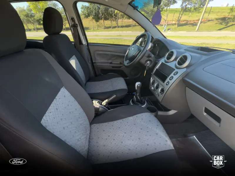Fiesta Hatch - Foto